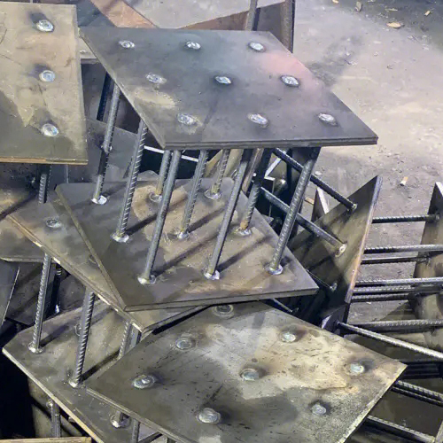 在确定海东预埋件位置时，需要考虑以下几点