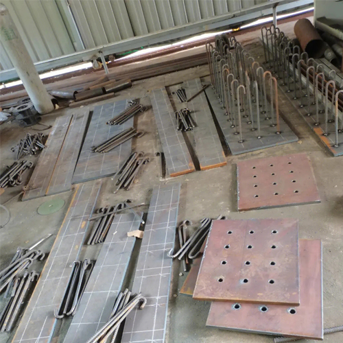 有哪些其他因素会影响海东预埋件位置的确定？